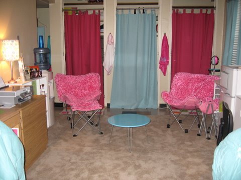dorm decorating ideas, girls dorm, pink chairs