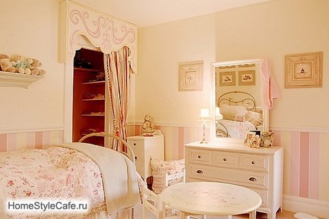 Girl's bedroom in soft pink